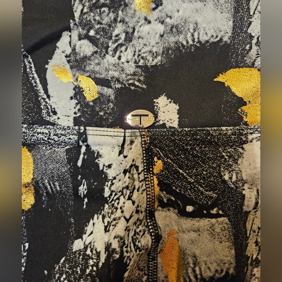 #197 TAHARI SPORT- Double Cell Pocket leggings Black Marble w/Gold. Varies Sizes - Picture 5 of 9